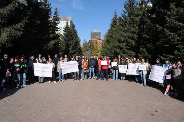 Жители шести домов вышли на митинг в центре Новосибирска против проезда спецтехники по их дворам