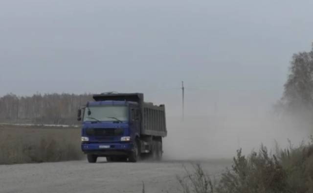 Под Новосибирском многодетные семьи задыхаются от пыли из-за дороги до карьера