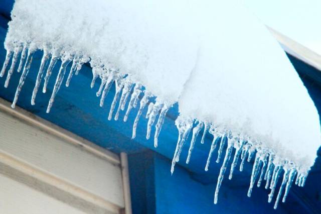 Уголовное дело возбудили в Новосибирске после падения глыбы льда на женщину