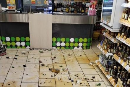 В Новосибирске владелица угнанной иномарки разгромила стеллаж с алкоголем в «Пятёрочке»