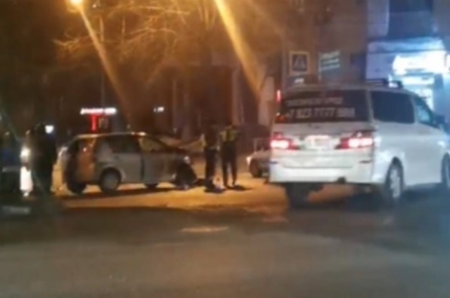 В Новосибирске столкнулись два автомобиля: три человека попали в больницу