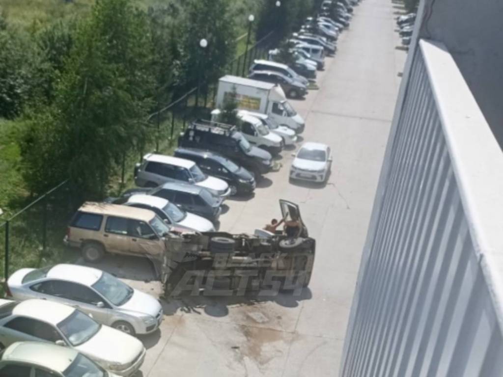 Кран-манипулятор опрокинулся в новосибирском дворе