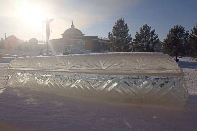 В Новосибирске появились ледяной гроб и череп из снега