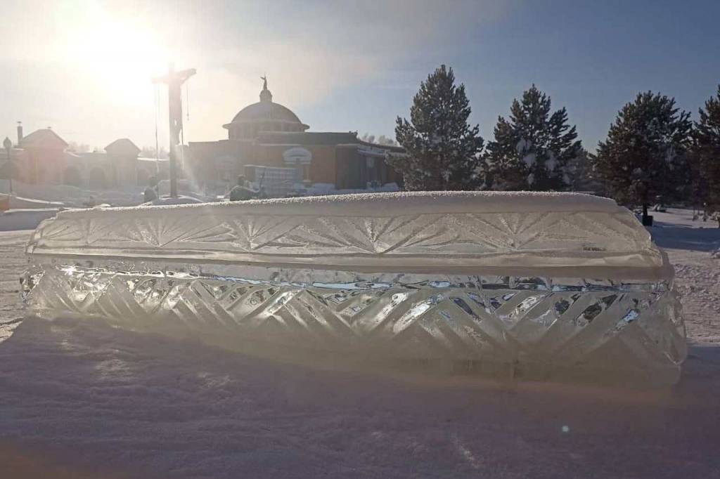 В Новосибирске появились ледяной гроб и череп из снега