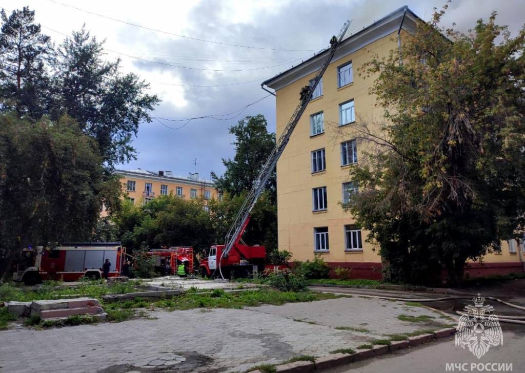 В Новосибирске горит жилой дом: на месте работают усиленные расчеты МЧС