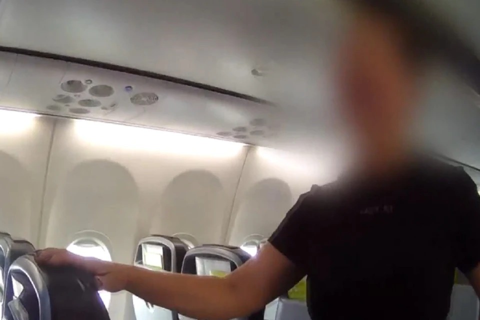 Пассажирки самолёта «Красноярск-Новосибирск» курили электронные сигареты во время полёта