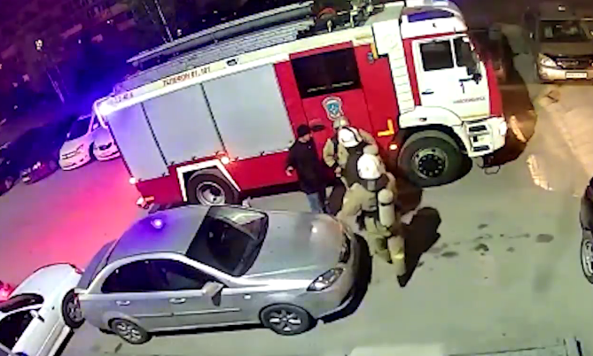 В Новосибирске ищут поджигателя подъездов в синих джинсах