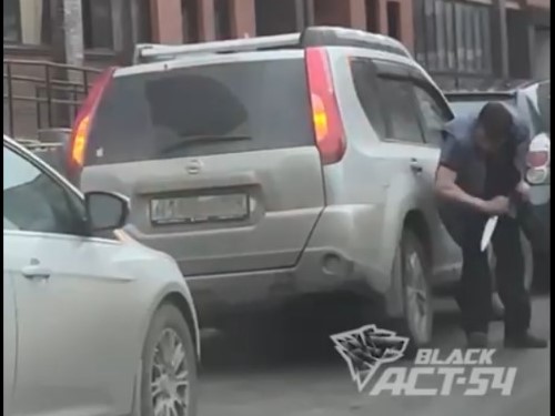 Мужчина с огромным ножом режет колеса машин в Калининском районе