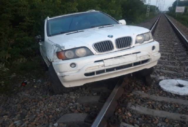 од Новосибирском бесхозный BMW перекрыл железнодорожные пути