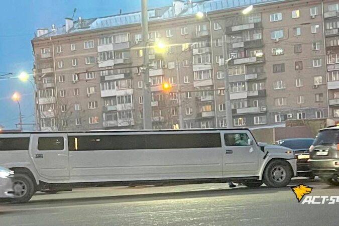 В Новосибирске попал в ДТП свадебный лимузин
