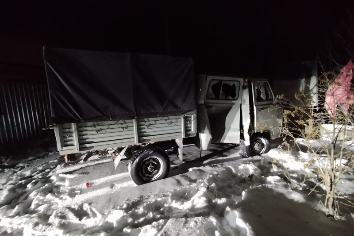 Новосибирец угнал грузовик с предприятия и побил кузов