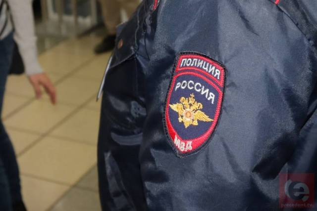 В Бердске возле подъезда нашли труп мужчины с гипсом на ноге