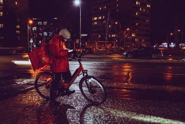 Зарплата до 155 тысяч рублей: в Новосибирской области значительно вырос спрос на курьеров