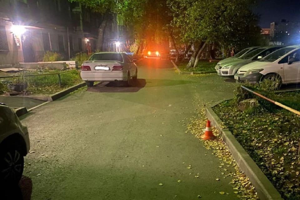 В Новосибирске водитель «Mazda» сбил 11-летнего мальчика во дворе дома