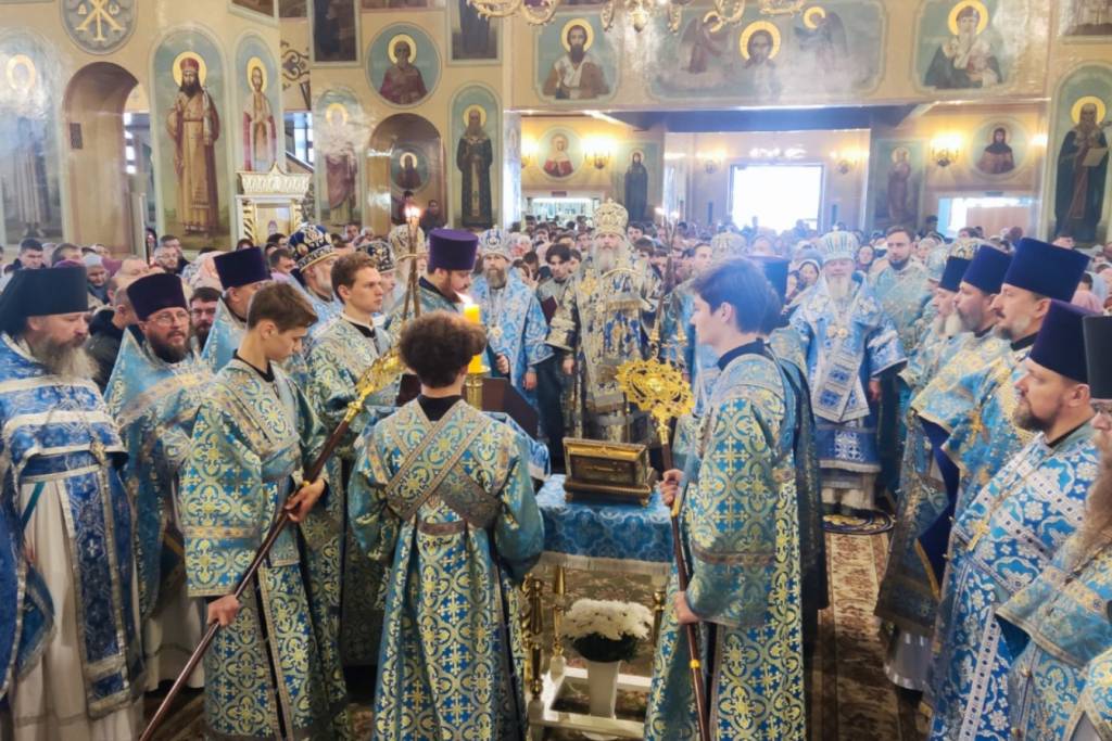 В Новосибирске встретили пояс Пресвятой Богородицы