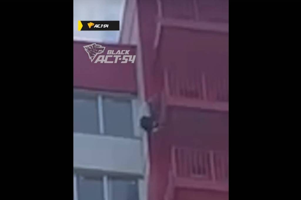 В Новосибирске спасатели сняли странного парня с балкона на Петухова