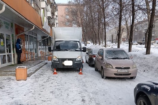 В Новосибирске «Газель» сбила 15-летнюю девочку возле магазина