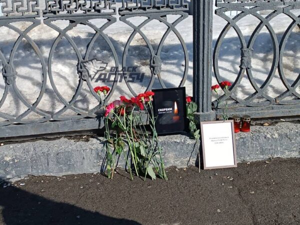 В Новосибирске образовался стихийный мемориал в память о погибших во время теракта в «Крокус Сити Холл»