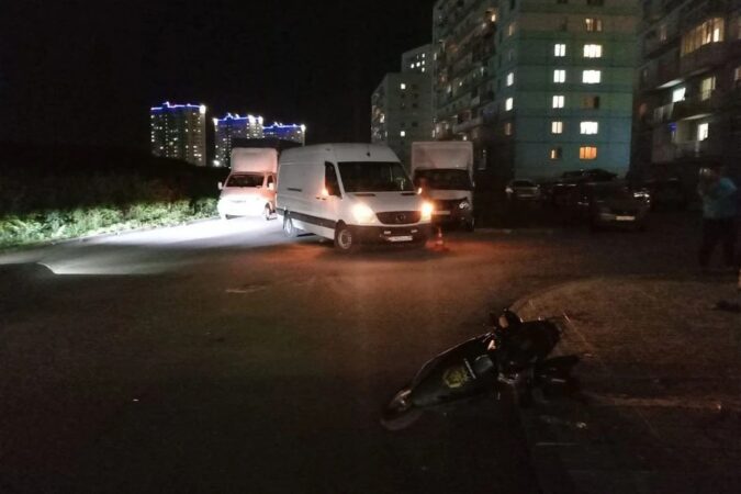Водитель «Mercedes» сбил 14-летнего мопедиста в Новосибирске