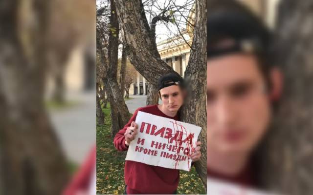 В Новосибирске блогер пригвоздил себя к дереву за ухо у оперного театра