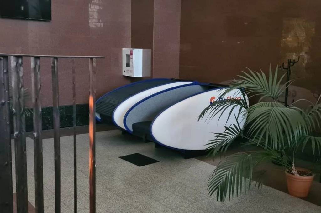 В Новосибирске на вокзале установили капсулы для сна