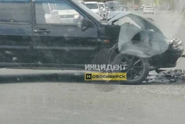 В Новосибирске пожилой водитель пострадал в столкновении двух автомобилей ВАЗ