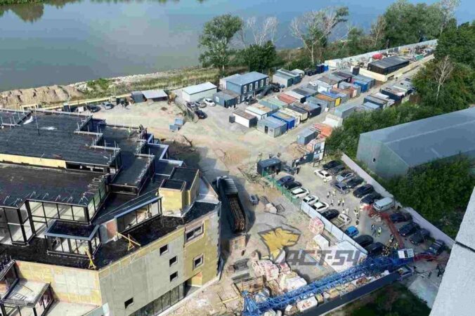 В Новосибирске крановщица умерла при падении крана в микрорайоне «Европейский берег»