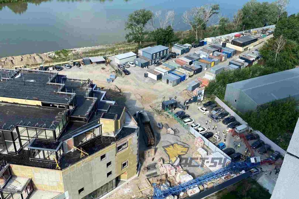 В Новосибирске крановщица умерла при падении крана в микрорайоне «Европейский берег»