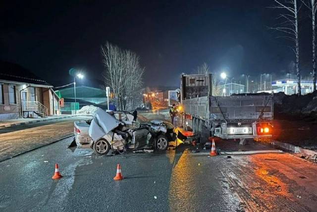 «Nissan» на скорости влетел под прицеп стоящего грузовика в Новосибирске