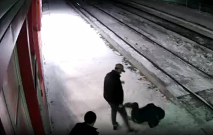 В Новосибирске избили и ограбили пассажира электрички (ВИДЕО)