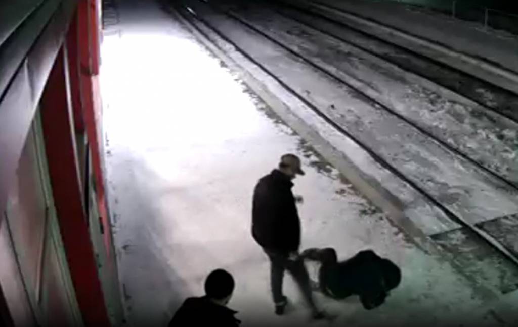 В Новосибирске избили и ограбили пассажира электрички (ВИДЕО)