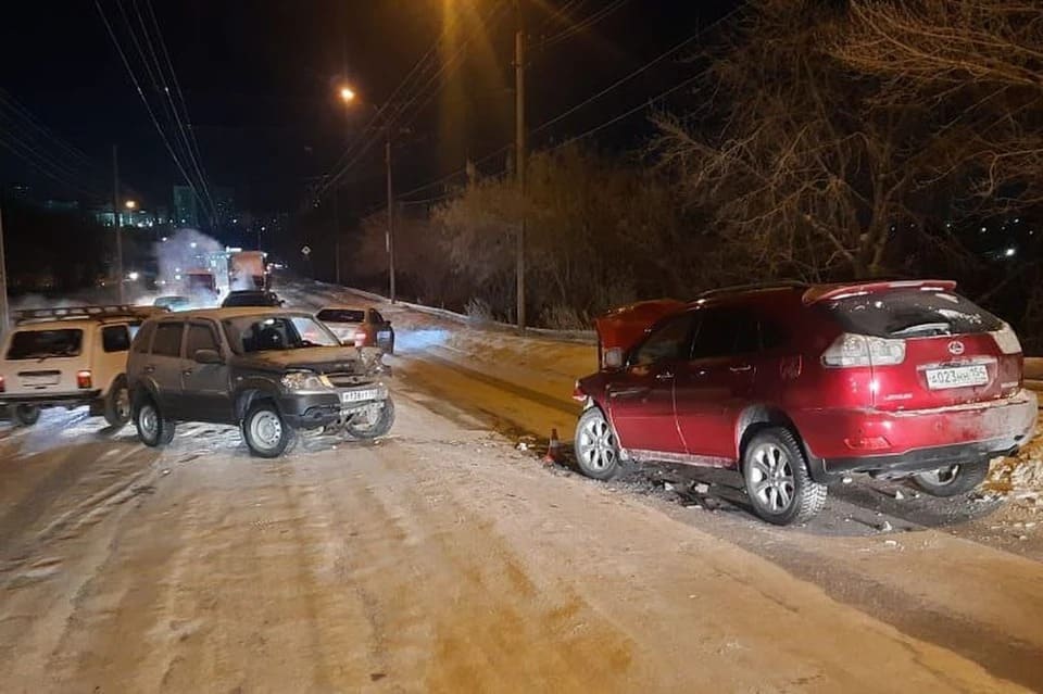 В Новосибирске две девочки пострадали в ДТП с «Лексусом» и «Шевроле»