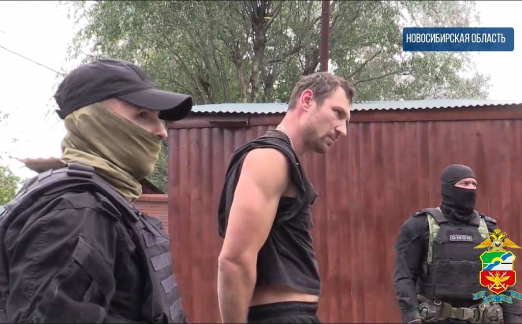 Брали со спецназом: транспортные полицейские «накрыли» подпольную нарколабораторию в Новосибирске (ВИДЕО)