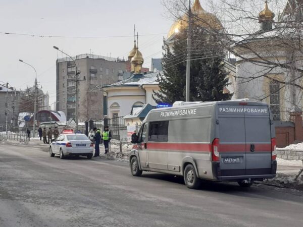 Машины разминирования и  военной автоинспекции заметили возле Вознесенского собора в Новосибирске