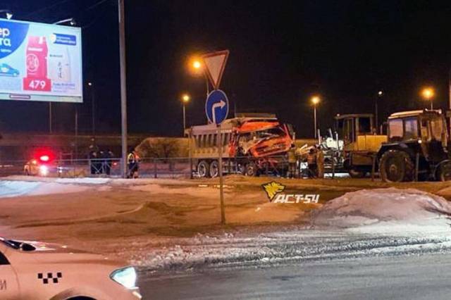 В Новосибирске на разъезде Иня столкнулись грузовик и самосвал