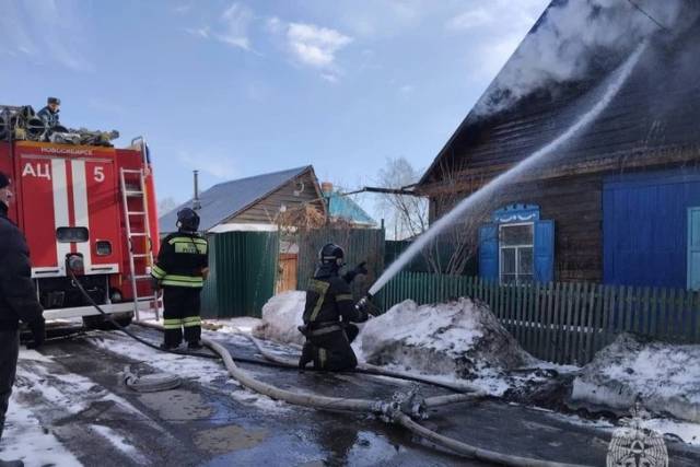 В Новосибирске на улице Уфимской загорелись частный дом и два гаража