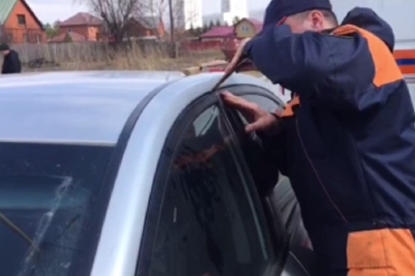В Новосибирске двухлетняя девочка оказалась заблокирована в автомобиле