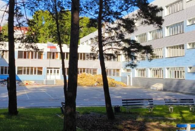 В Новосибирске к 1 сентября не успели закончить ремонт во дворе школы №186