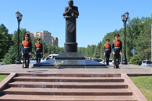 Подрядчика для ремонта памятника академику Коптюгу ищут в Новосибирске