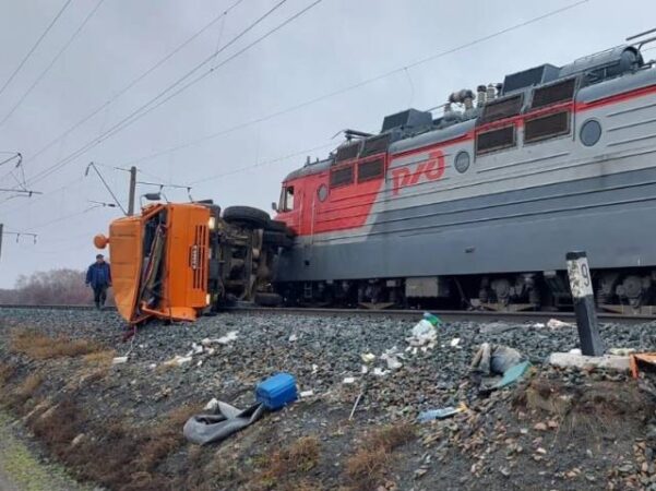 Стали известны подробности столкновения КамАЗа с поездом под Новосибирском
