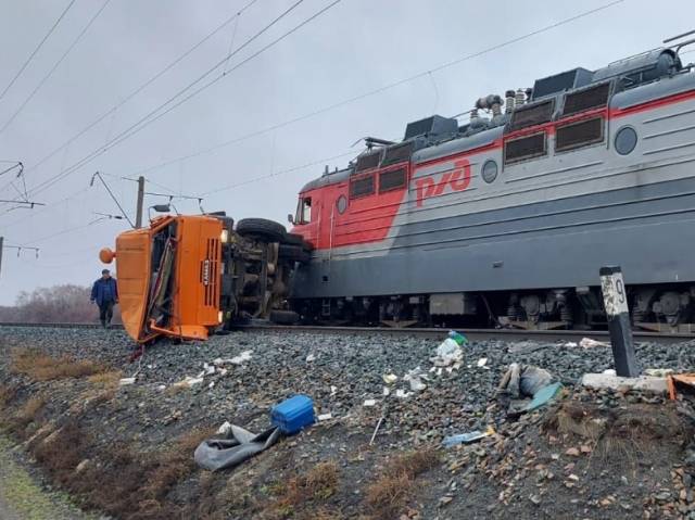 Стали известны подробности столкновения КамАЗа с поездом под Новосибирском