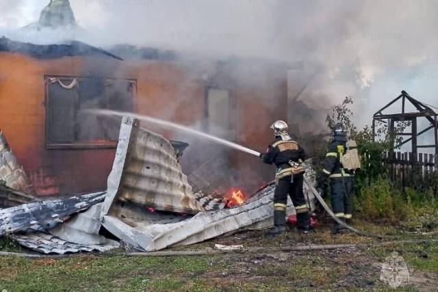 В Новосибирске на улице Таежной загорелись частный дом и надворные постройки