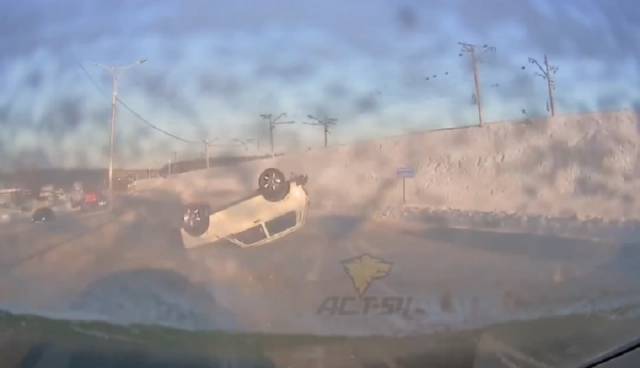 В Новосибирске «Нива» влетела в отбойник и встала на крышу