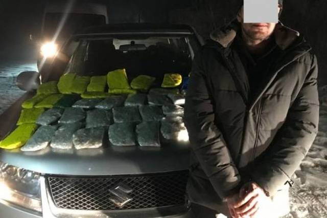 В Новосибирске задержали автомобиль из Украины с почти 20 килограммами наркотиков