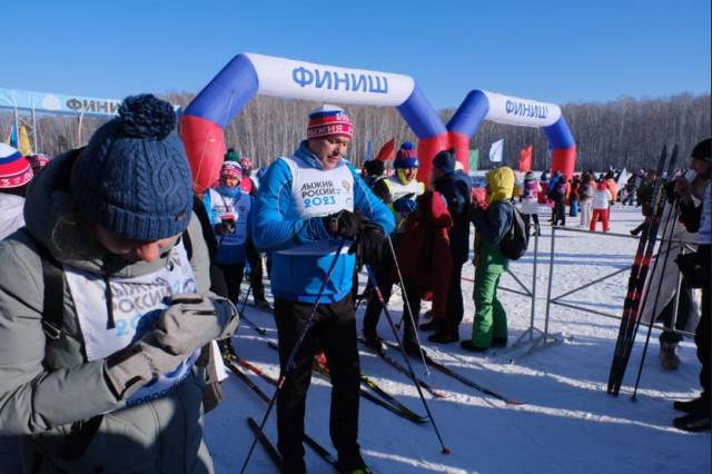 Губернатор Андрей Травников прокатился вместе с новосибирцами на «Лыжне России»