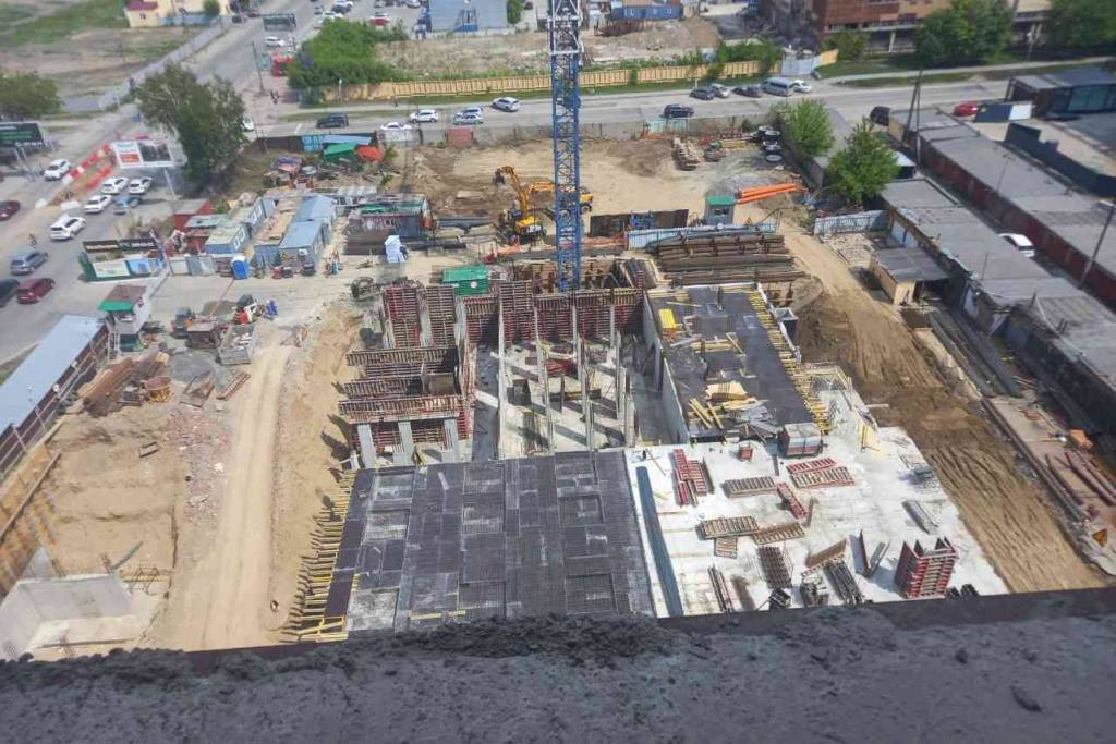 В Новосибирске рабочий упал с высоты и погиб при строительстве дома