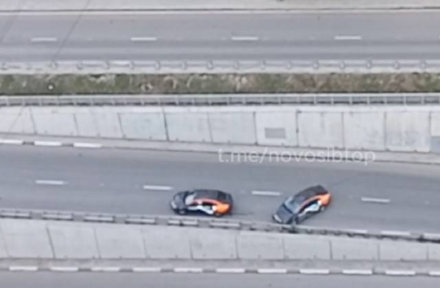 В Новосибирске брошенные после ДТП две каршеринговые иномарки стоят на дороге больше суток