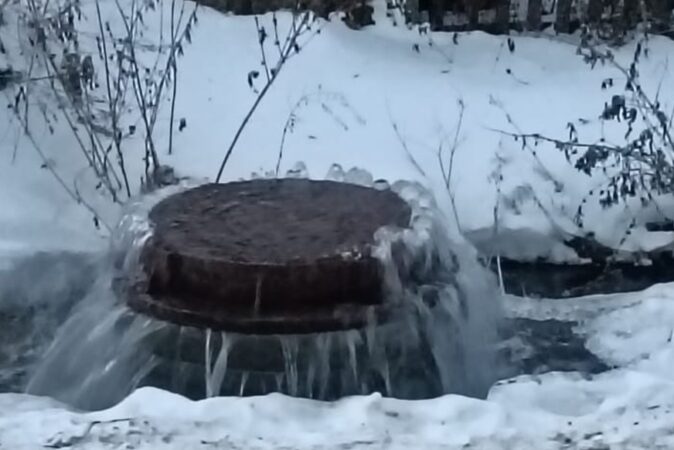 В Новосибирске затопило улицу из-за прорыва водопровода