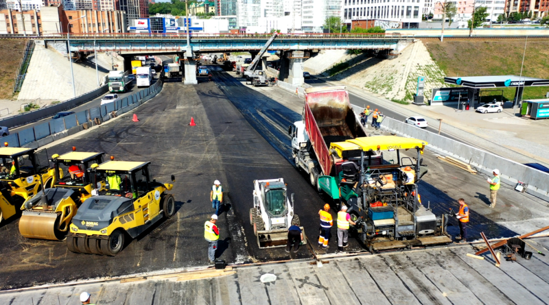 В Новосибирске начали укладывать асфальт между опорами четвертого моста