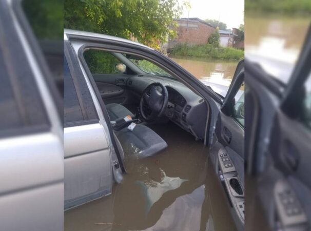 В Новосибирске машина утонула в гаражном кооперативе у Южного кладбища
